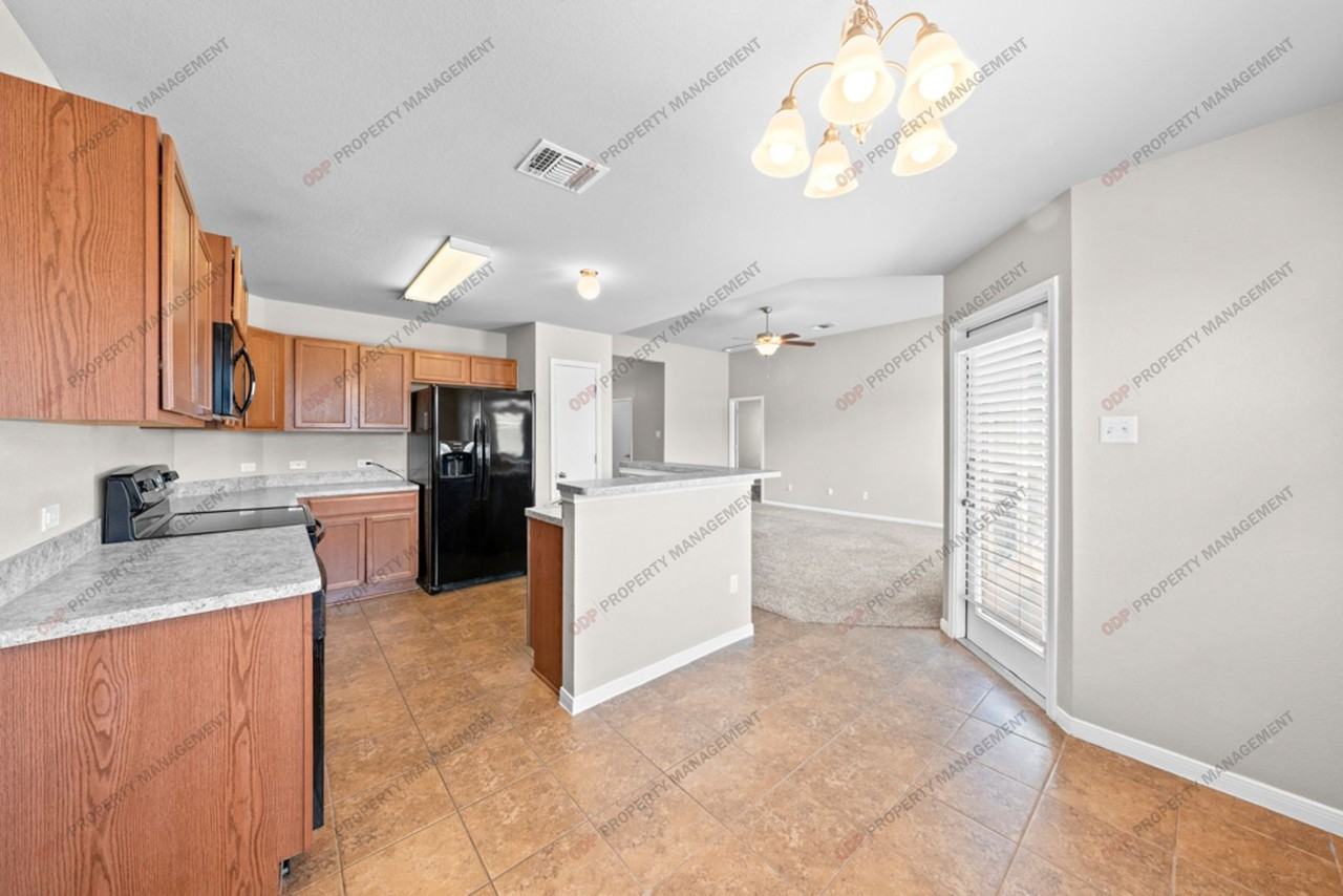 1115 Roanoke Dr - Photo 6 of 26