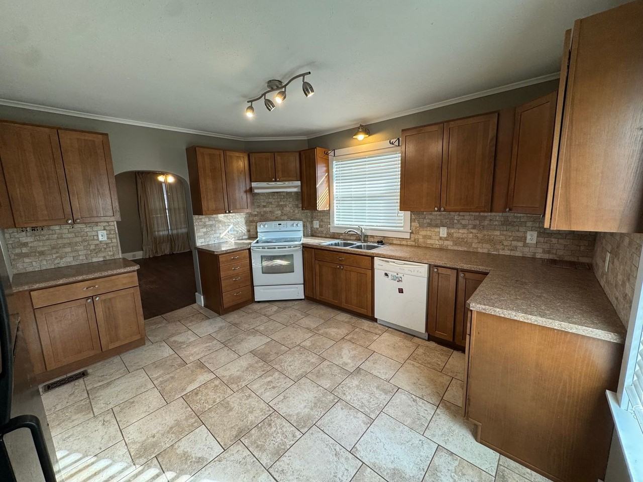 1237 5th Ave N - Photo 4 of 12