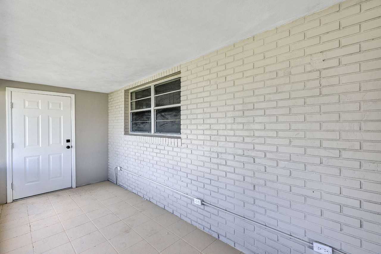 231 Stanley Ave - Photo 4 of 36