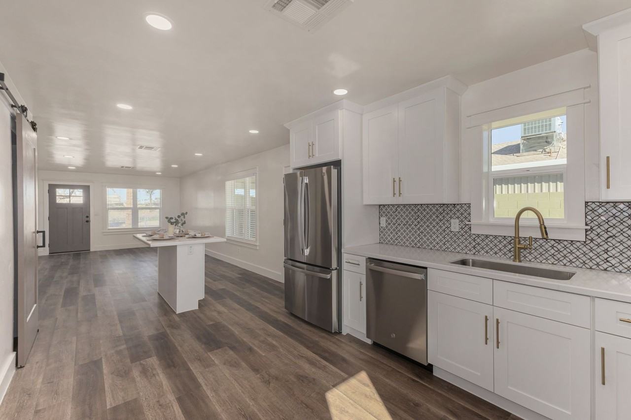 1213 E Moreland St - Photo 3 of 12