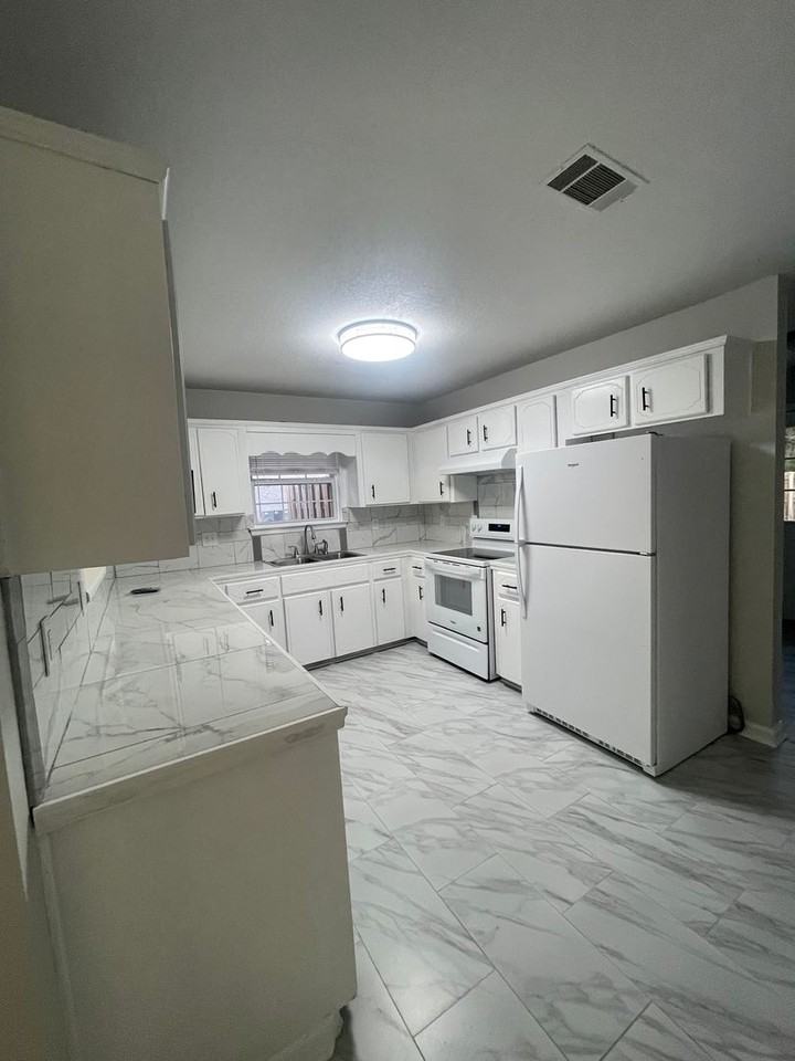 202 Leeswood Cir - Photo 3 of 13