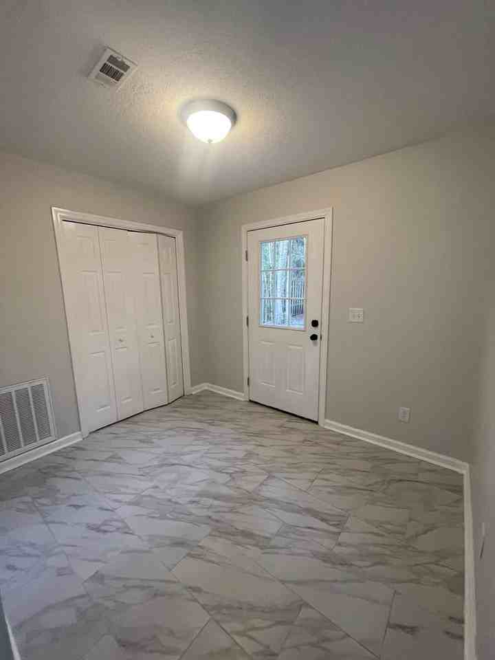 202 Leeswood Cir - Photo 4 of 13