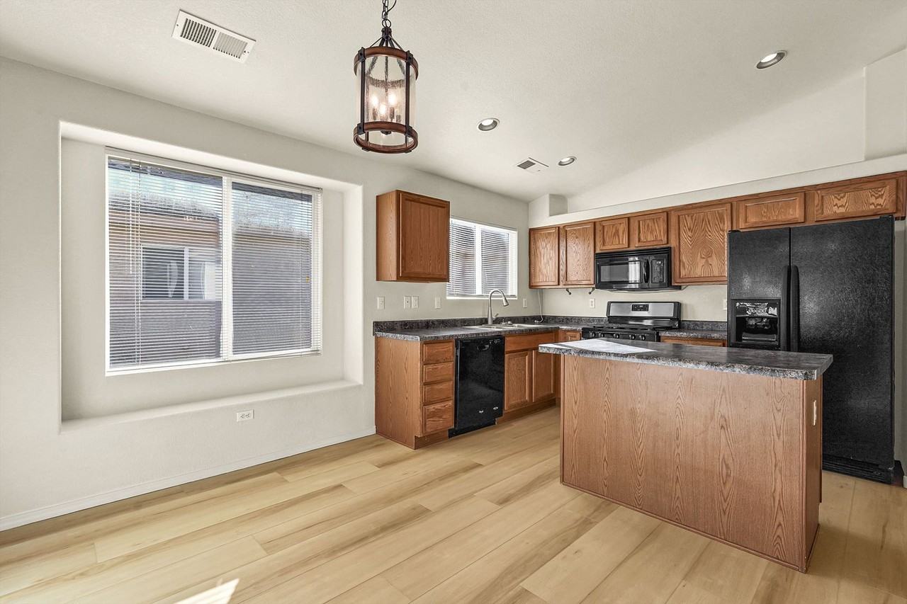 3804 Wayne Rd Ne - Photo 6 of 29