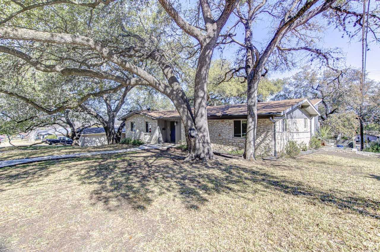 2400 Spring Creek Dr - Photo 2 of 37