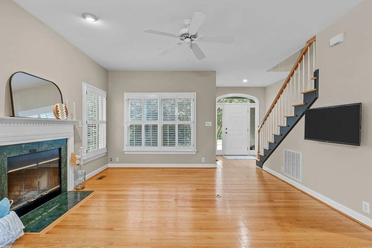 815 N Columbia St - Photo 4 of 27