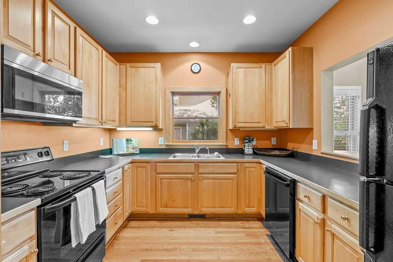 815 N Columbia St - Photo 7 of 27