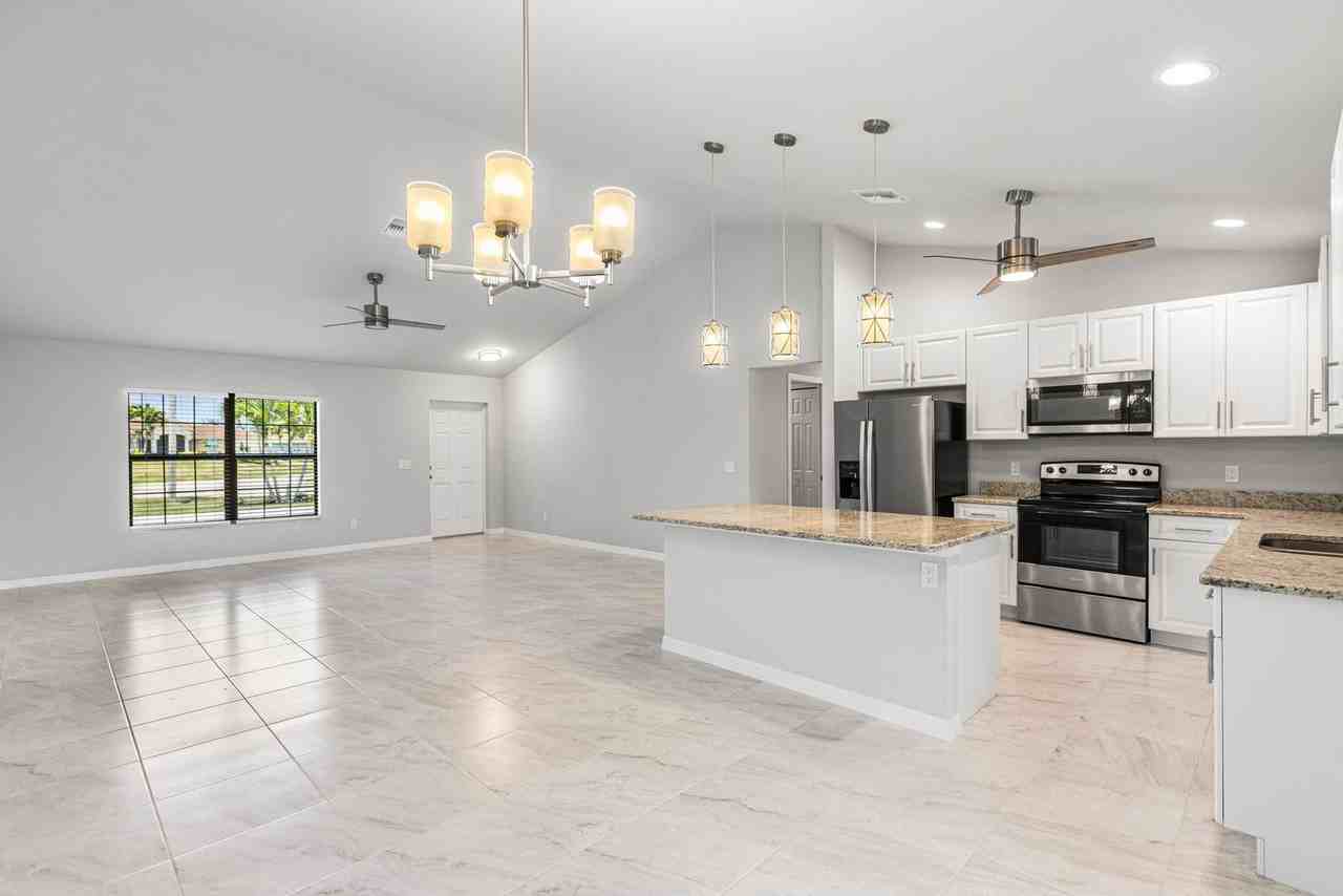 1206 Sw 20th Ave - Photo 3 of 32