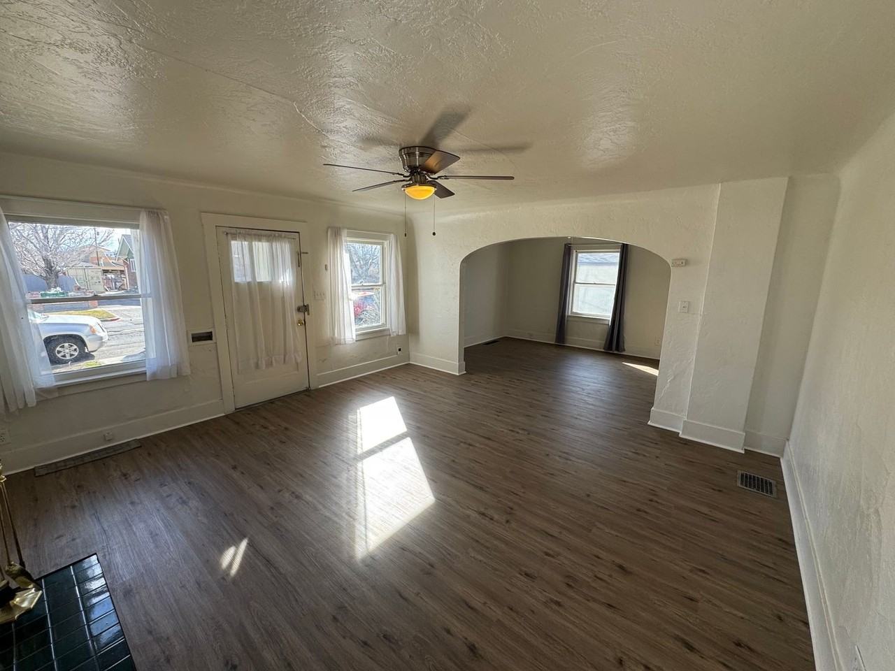 715 W 6th St - Photo 3 of 28