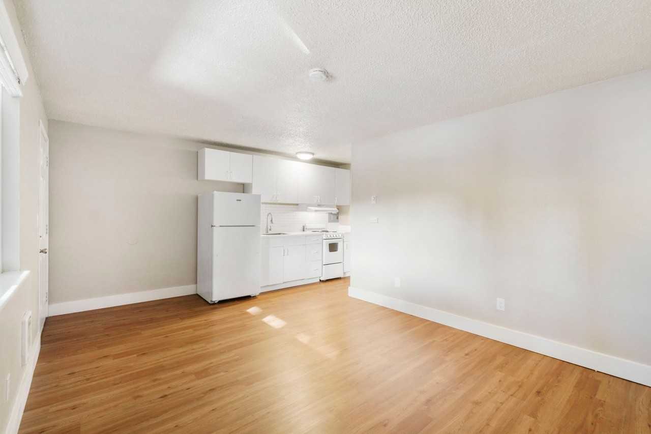 Lilly Apartments - Photo 4 of 23