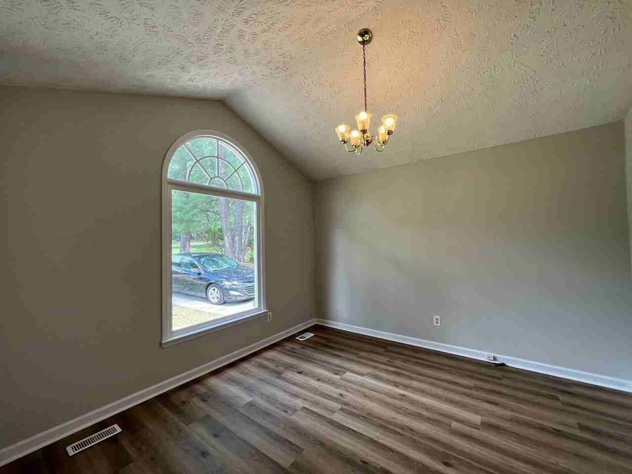 208 Cobblestone Ct - Photo 3 of 16