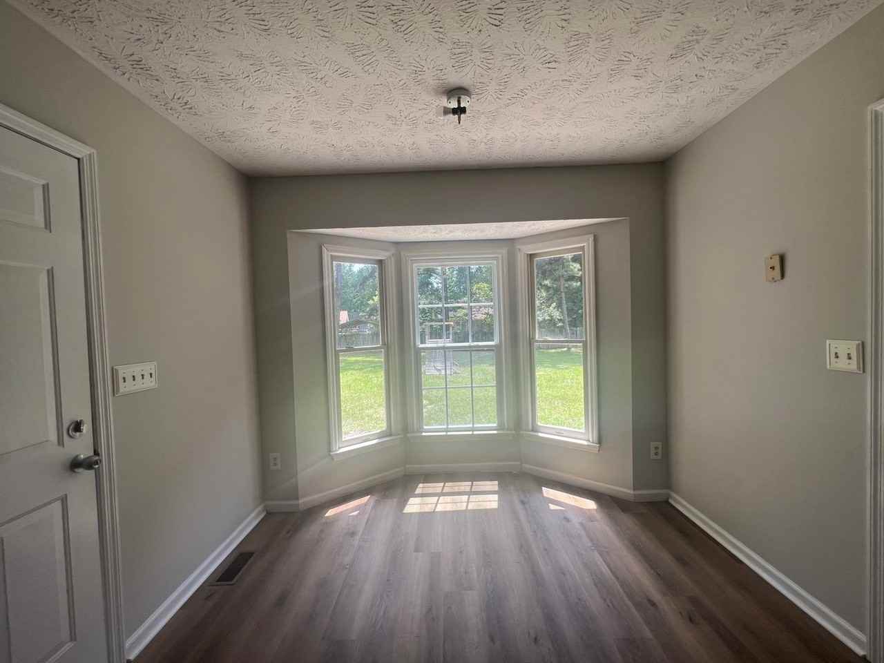 208 Cobblestone Ct - Photo 4 of 16