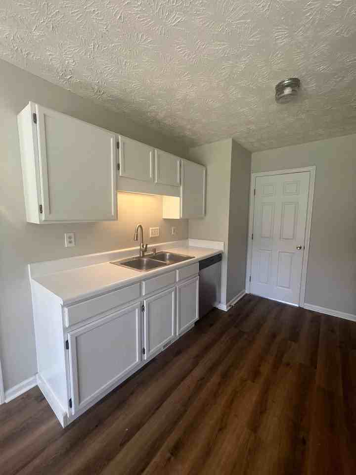 208 Cobblestone Ct - Photo 7 of 16