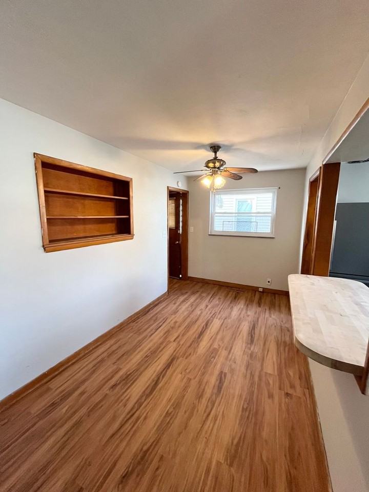 1021 W Virginia Ave - Photo 4 of 18