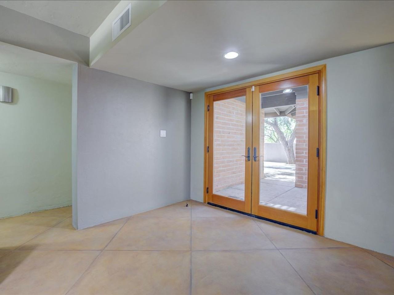 1421 S Brown Ave - Photo 6 of 31