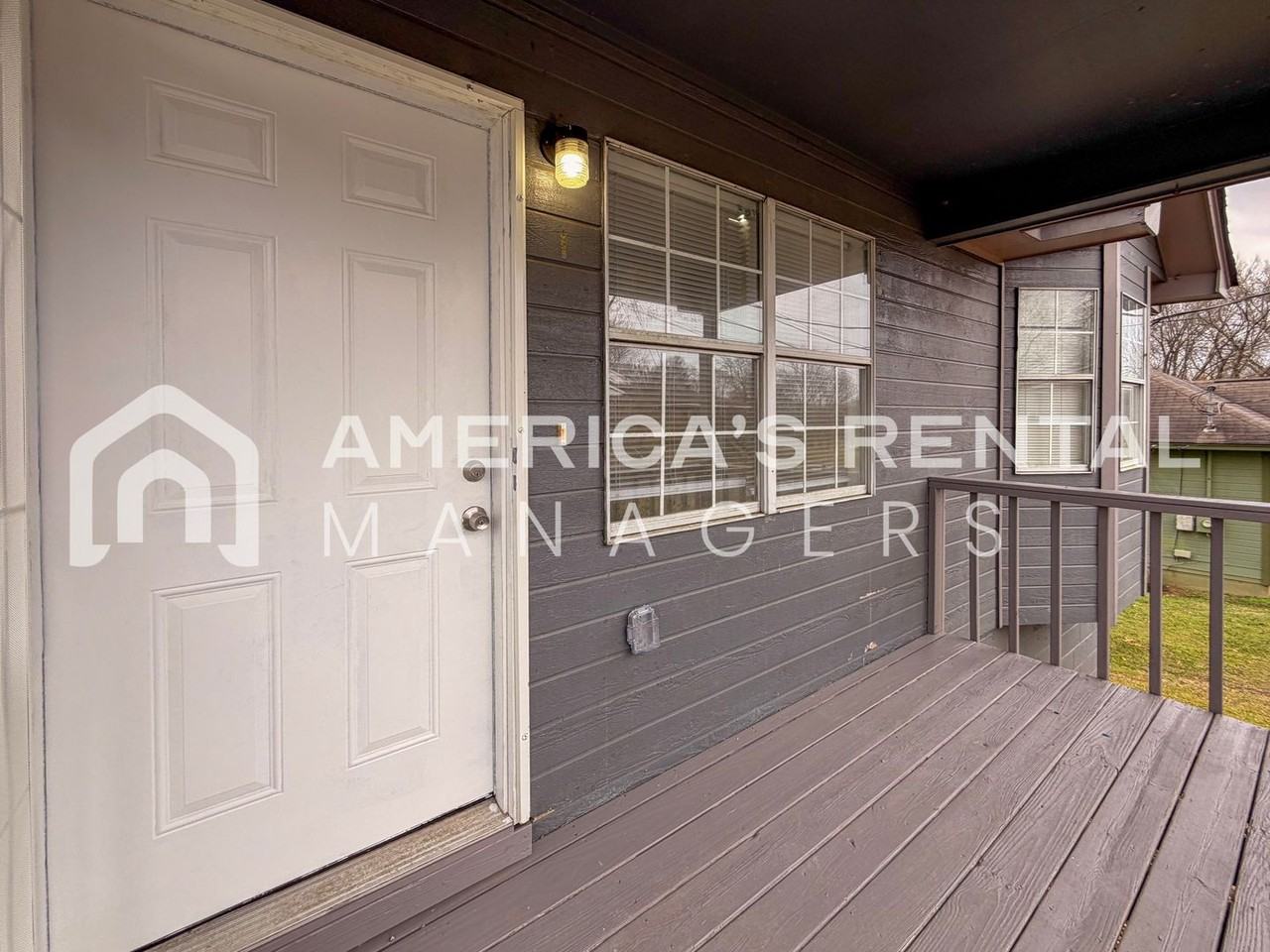 1705 Slayden Ave - Photo 4 of 33