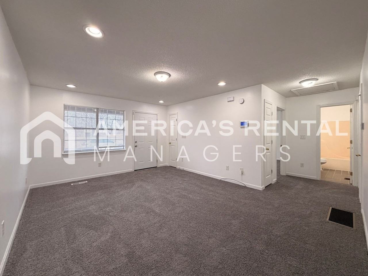 1705 Slayden Ave - Photo 5 of 33