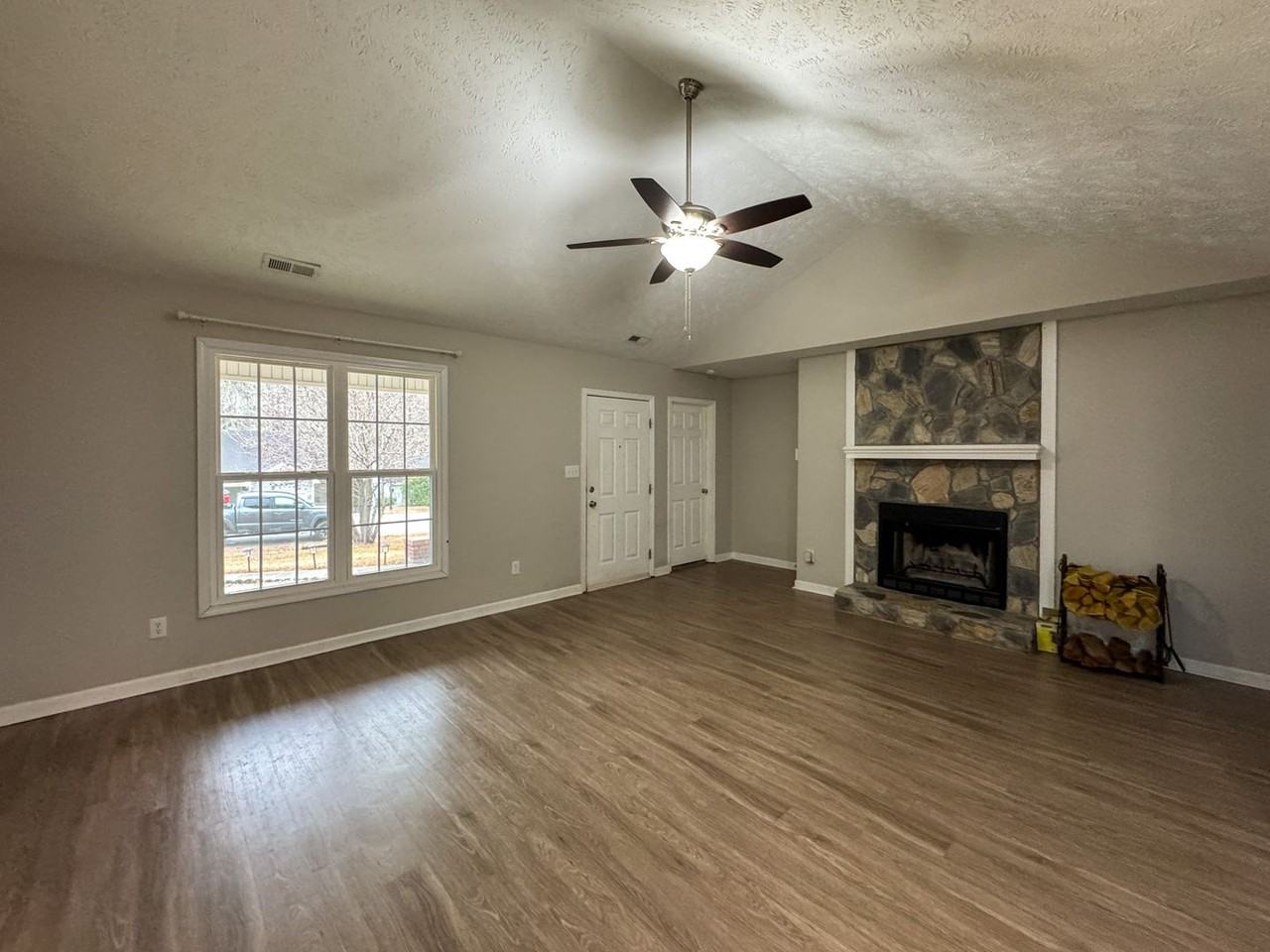 6438 Applewhite Rd - Photo 4 of 25