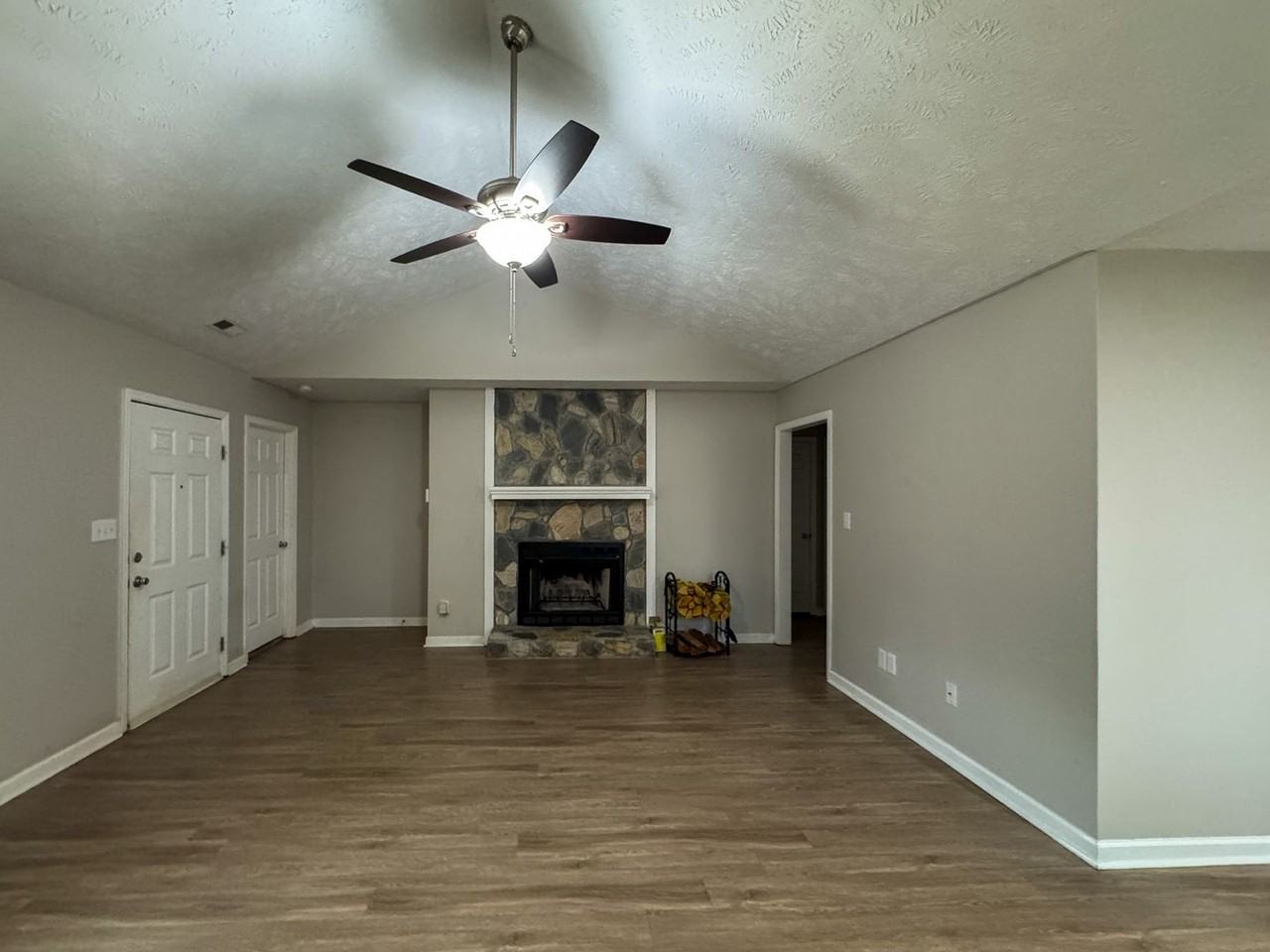 6438 Applewhite Rd - Photo 5 of 25