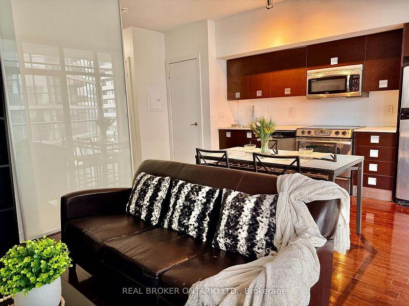 33 Charles Street East - Photo 4 of 8