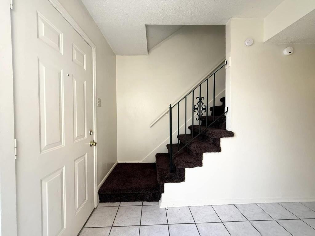 1620 Newport Pl Apt D - Photo 2 of 18