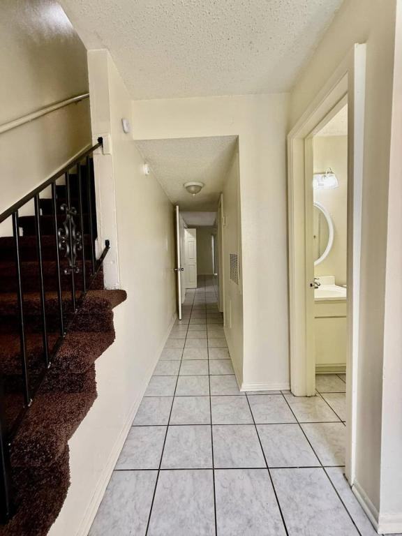 1620 Newport Pl Apt D - Photo 3 of 18