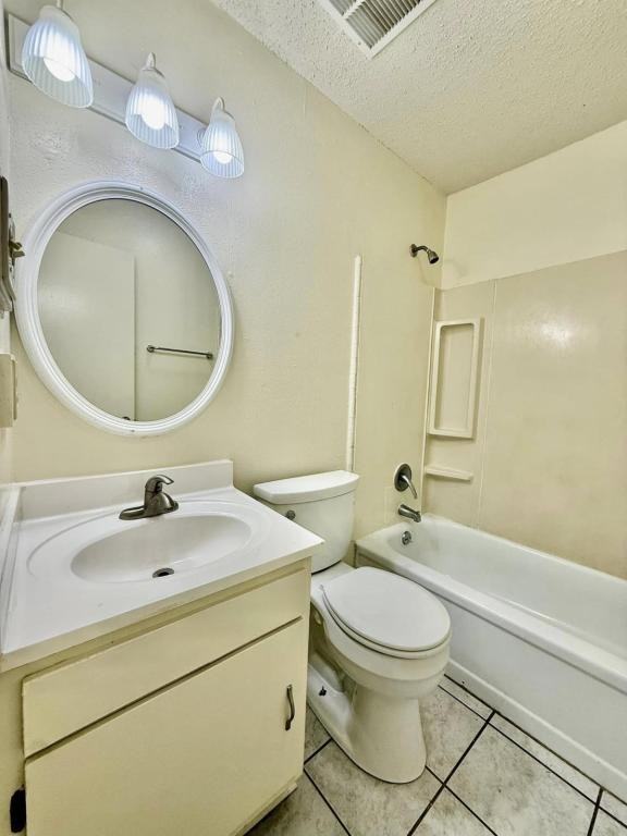 1620 Newport Pl Apt D - Photo 5 of 15