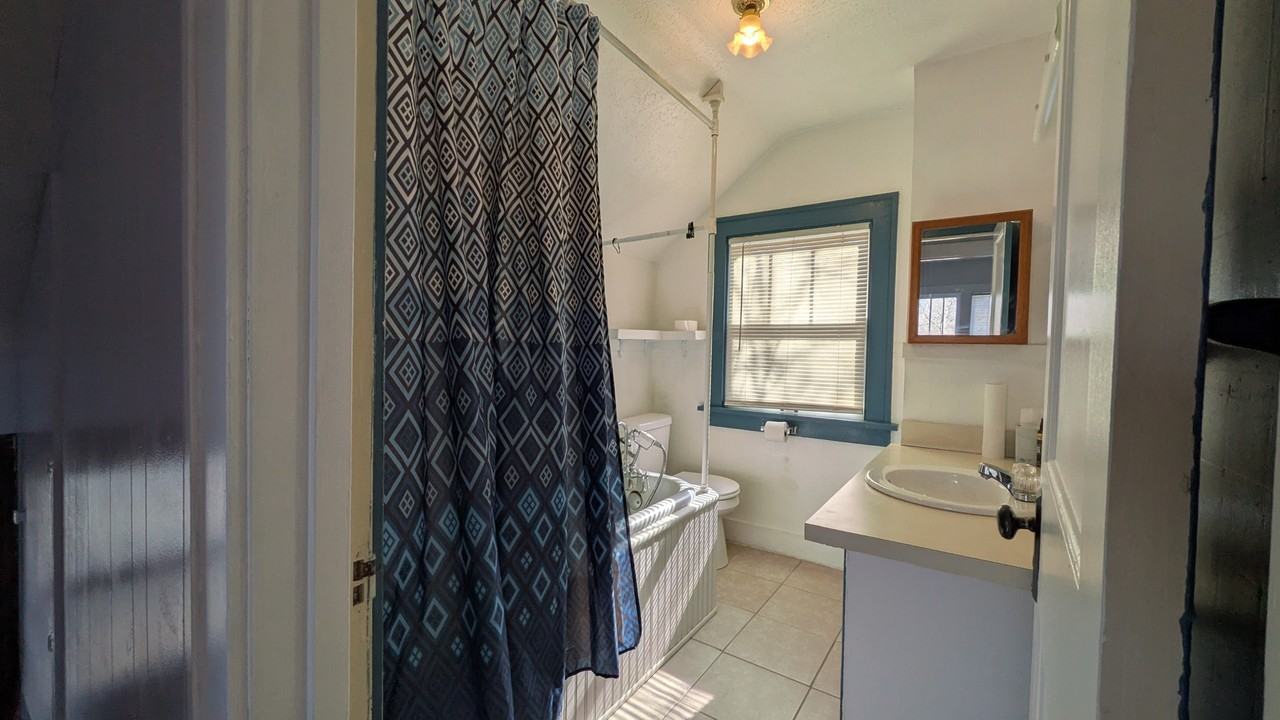 1109 Sw 19th St - Photo 3 of 20