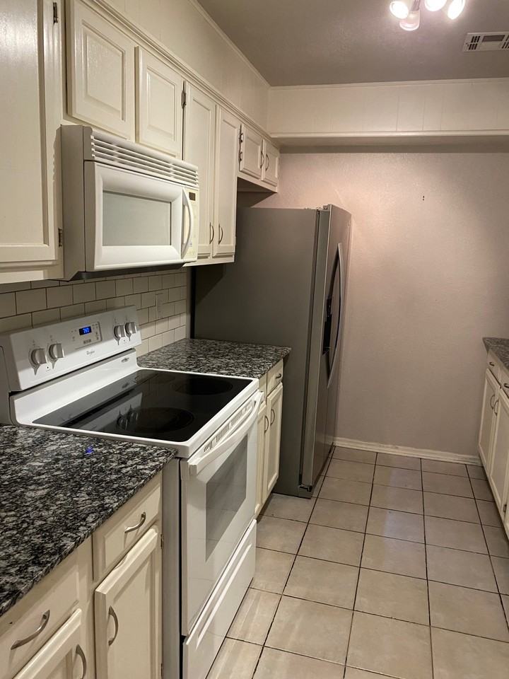 12303 Sw 14th St - Photo 4 of 24