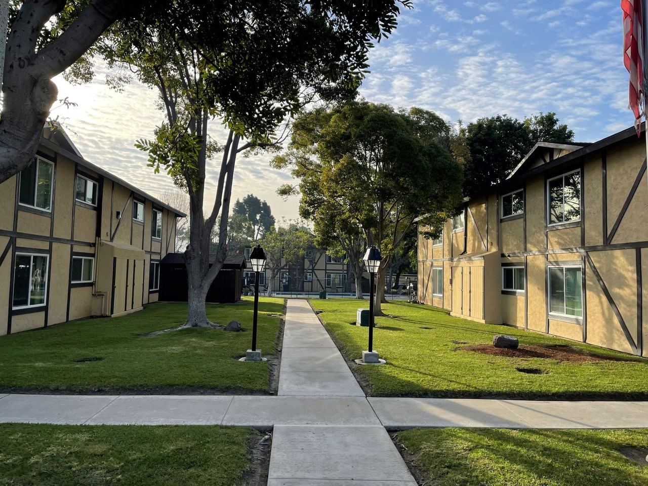 Stratford Arms Apartments - Photo 2 of 3