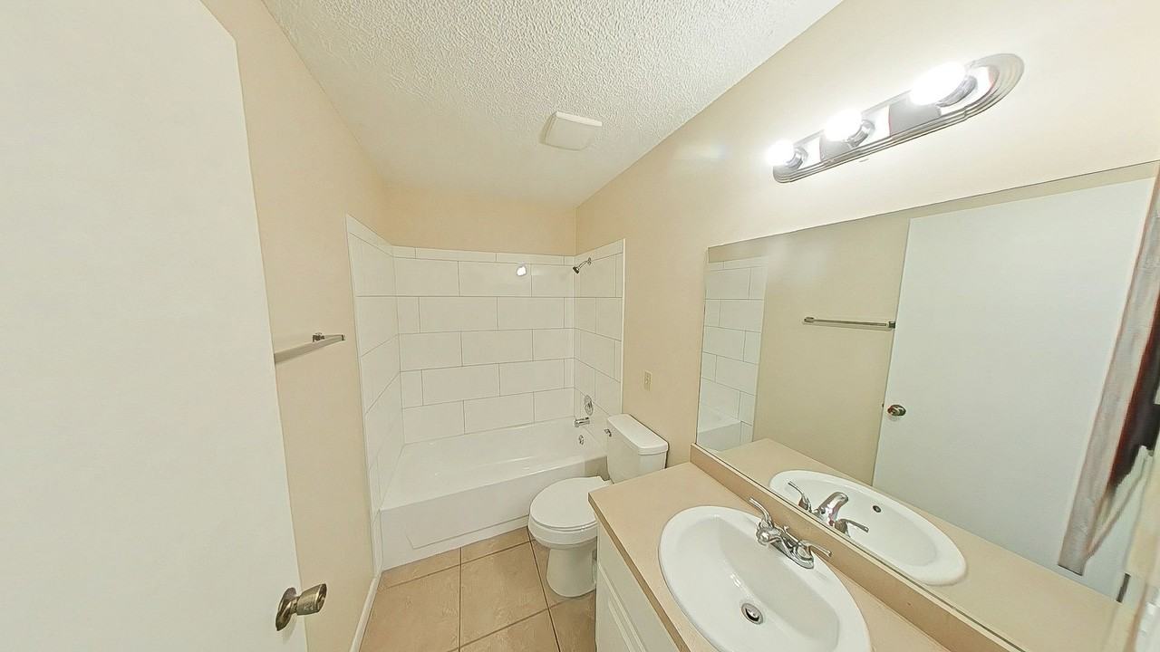 720 Ne 30th Ave #T - Photo 5 of 8