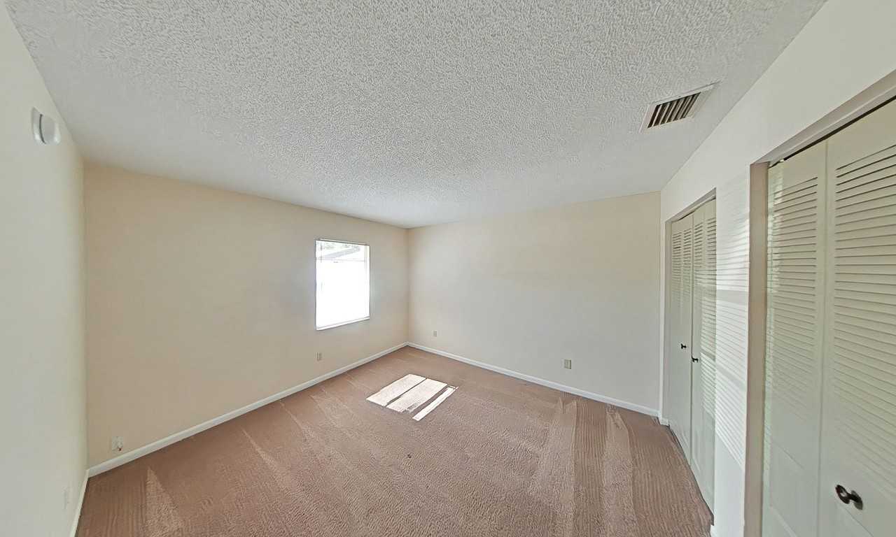 720 Ne 30th Ave #T - Photo 7 of 8