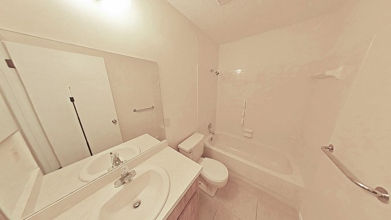 720 Ne 30th Ave #U - Photo 2 of 12
