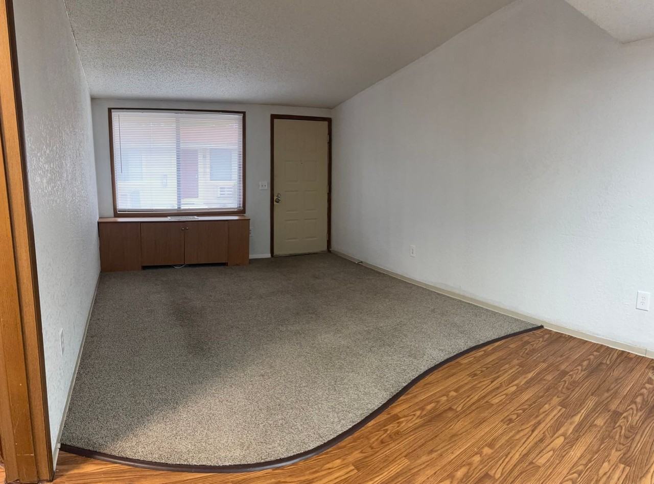 10027 S Nob Hill Cir - Photo 3 of 7