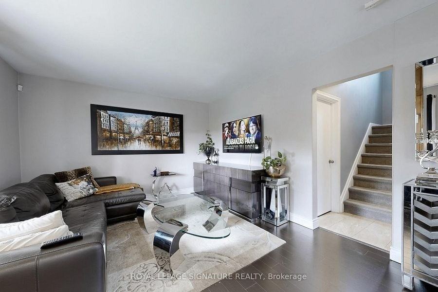 68 Christina Crescent - Photo 3 of 13