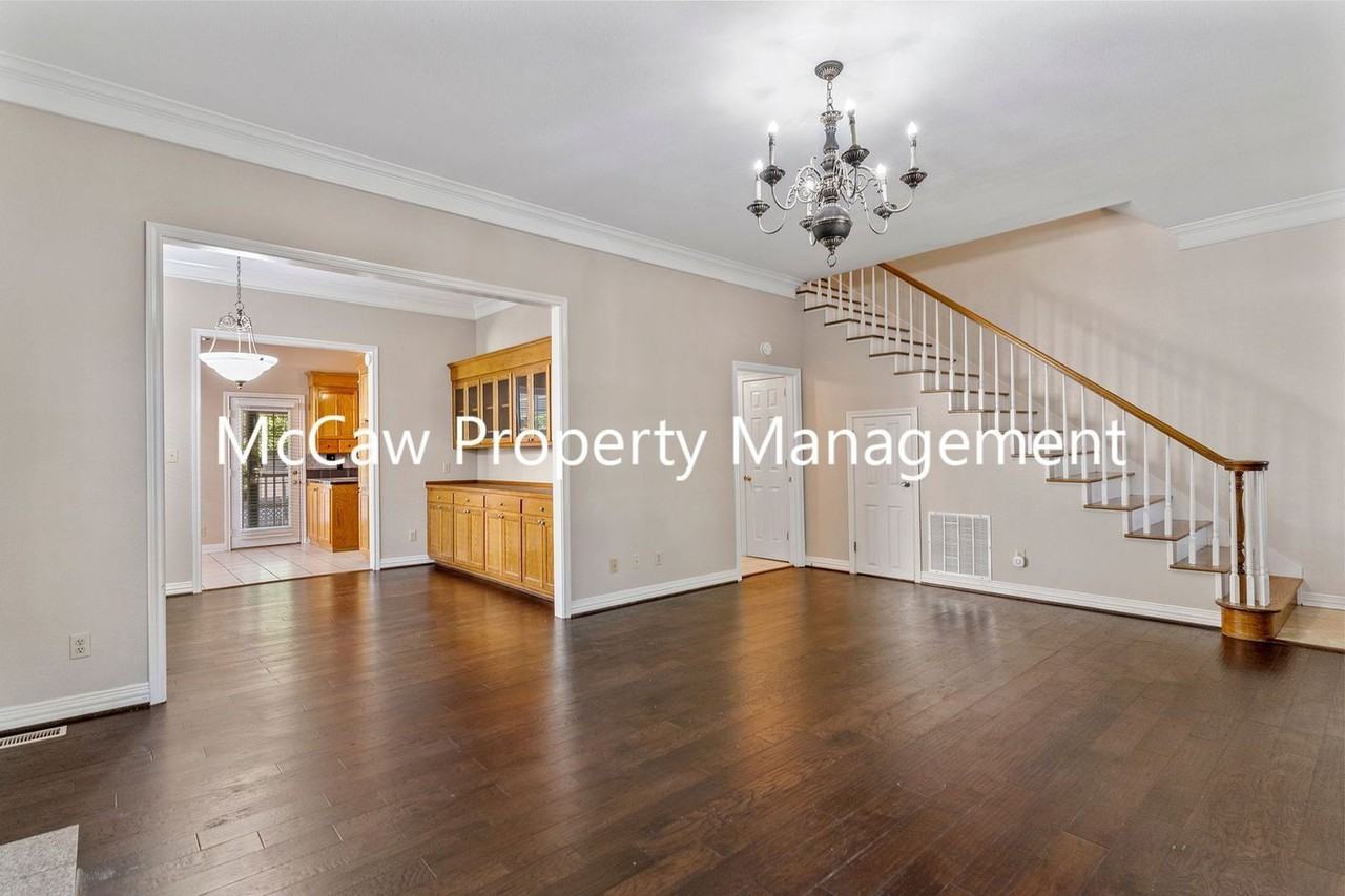 302 W Spring St - Photo 4 of 19