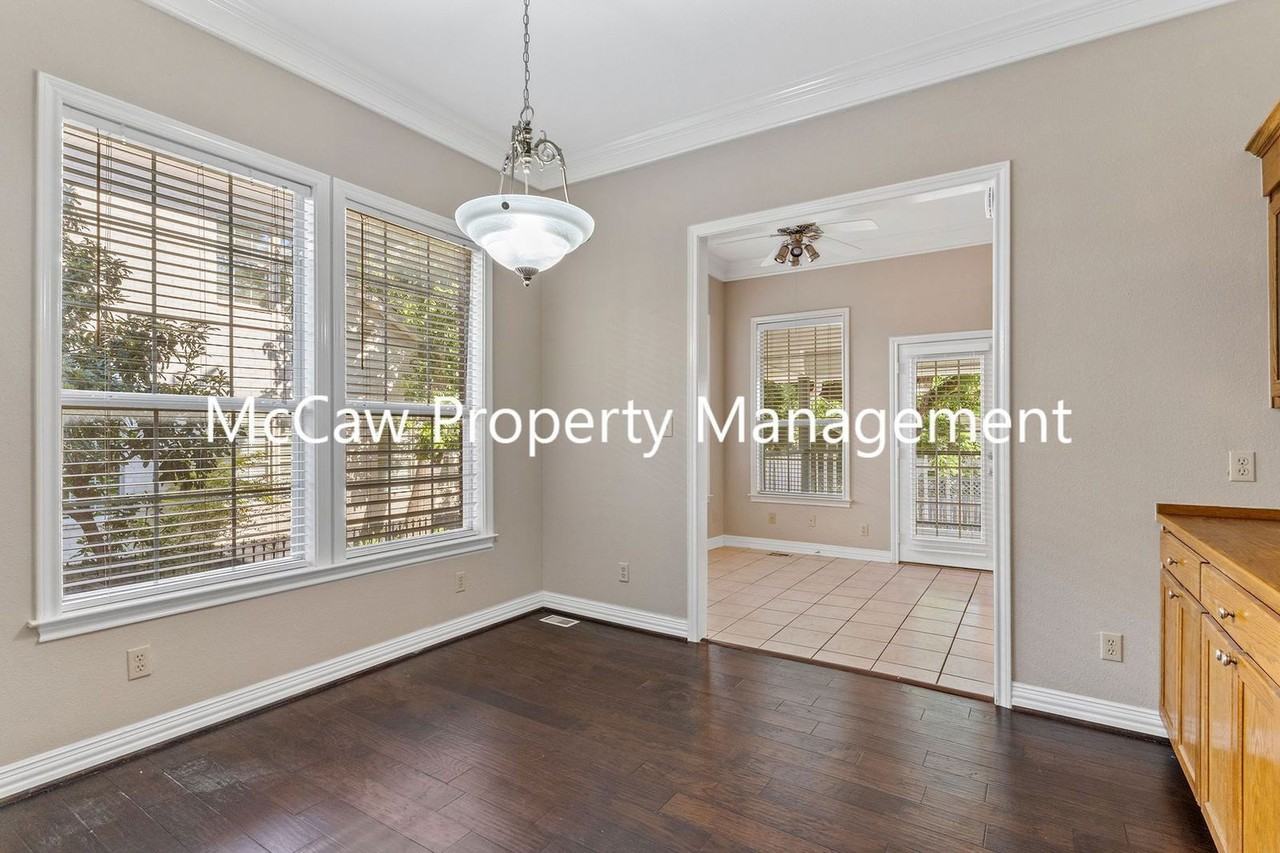 302 W Spring St - Photo 5 of 19