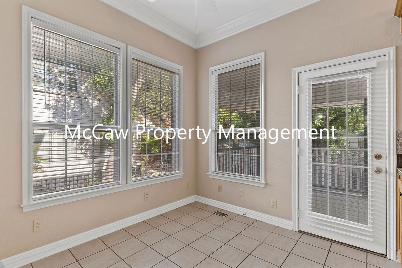 302 W Spring St - Photo 6 of 19