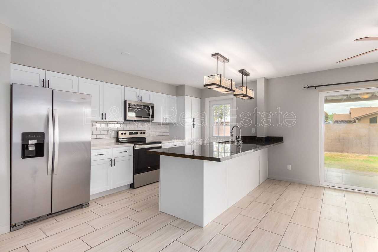 103 E Del Rio Dr