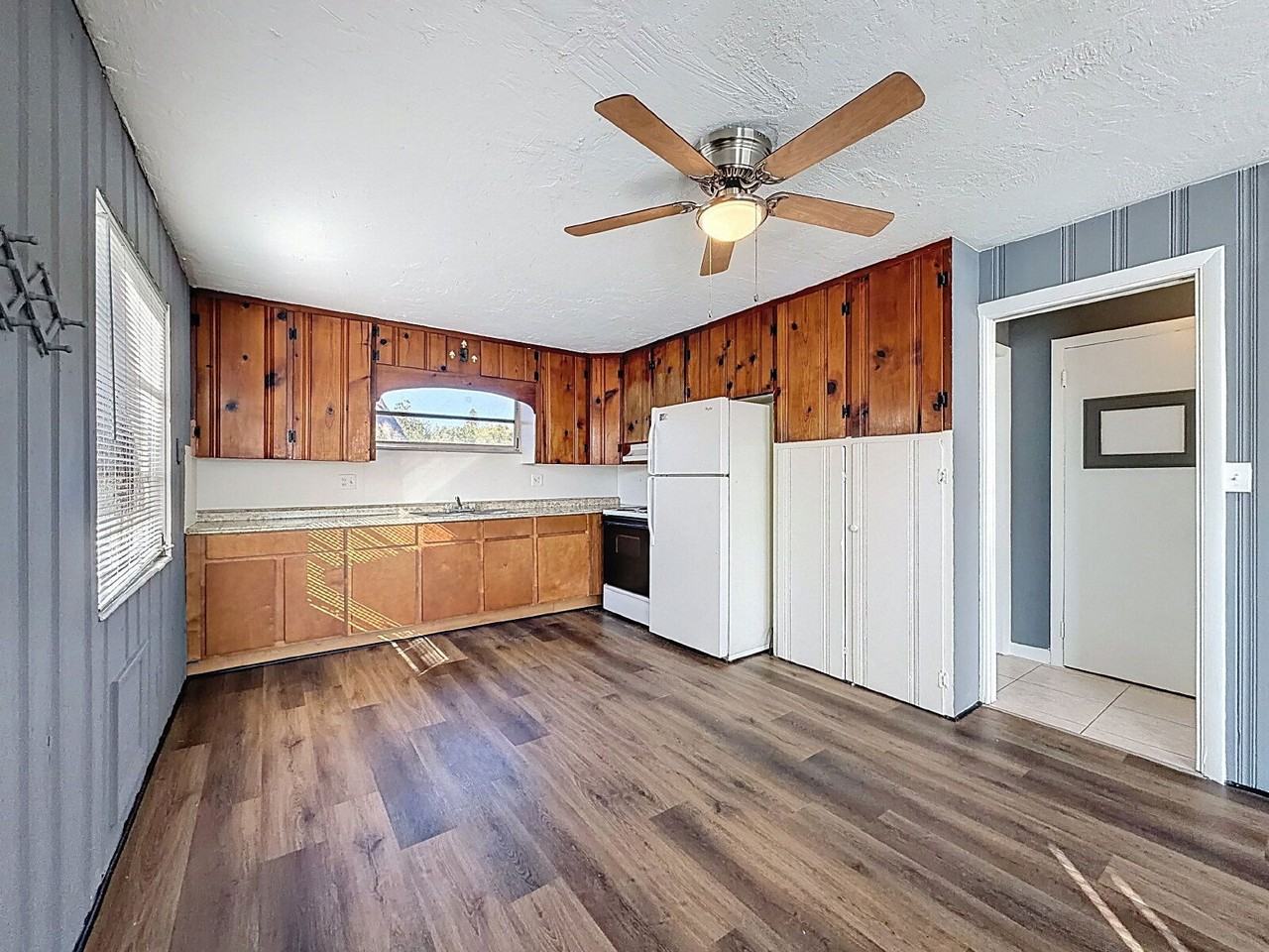 652 E Harbor Dr S - Photo 2 of 25