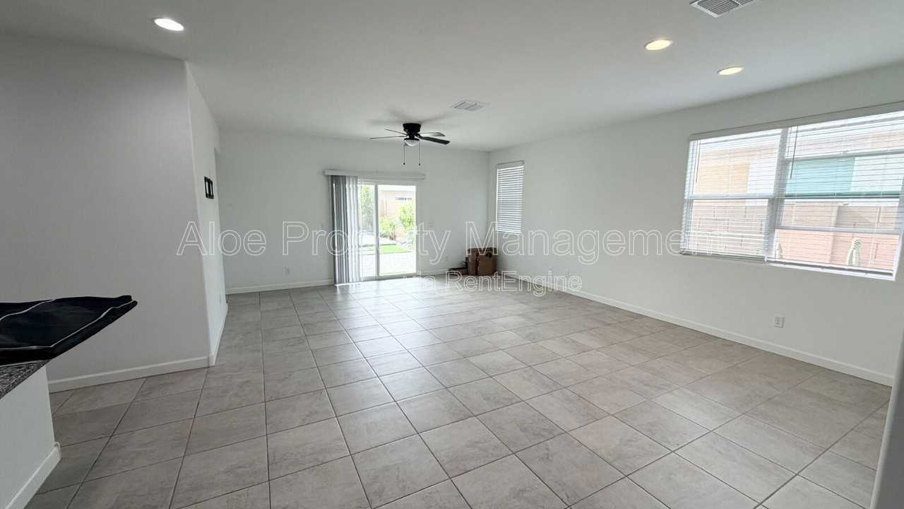 40145 W Hillman Dr - Photo 4 of 16