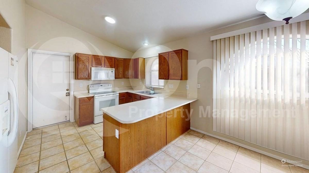 12742 W Monte Vista Rd - Photo 3 of 26