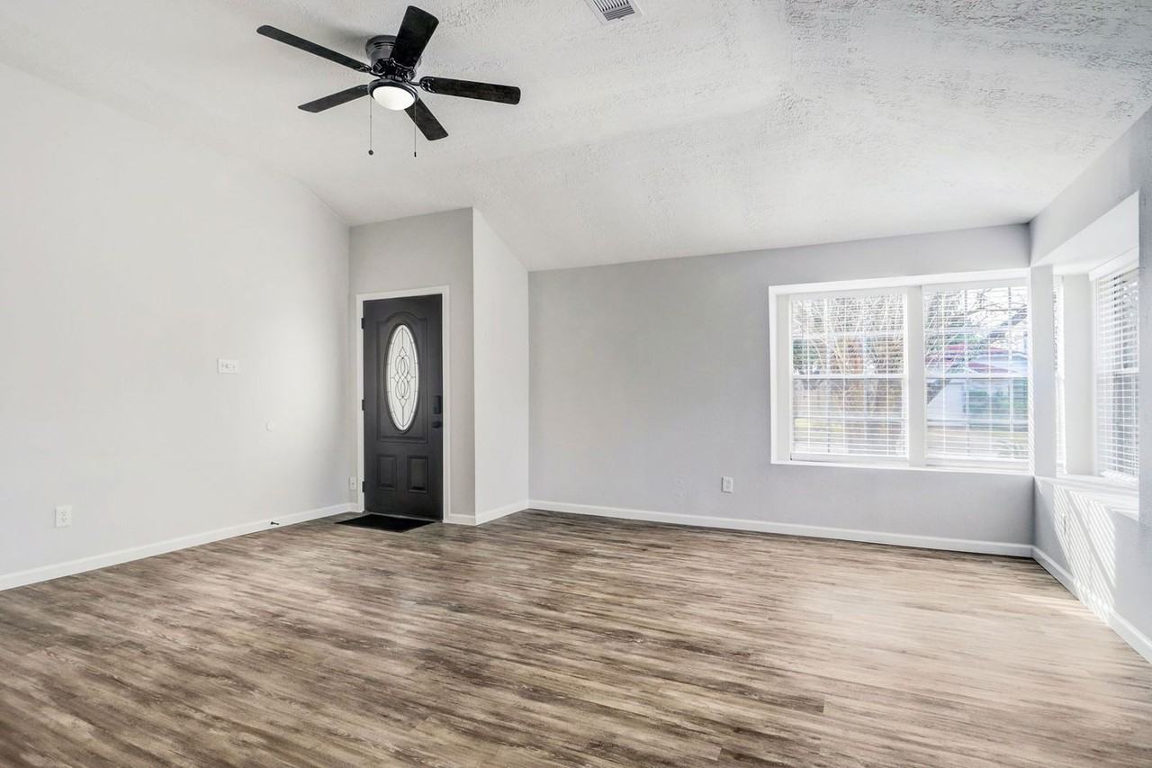 15910 Plover Ct - Photo 4 of 10