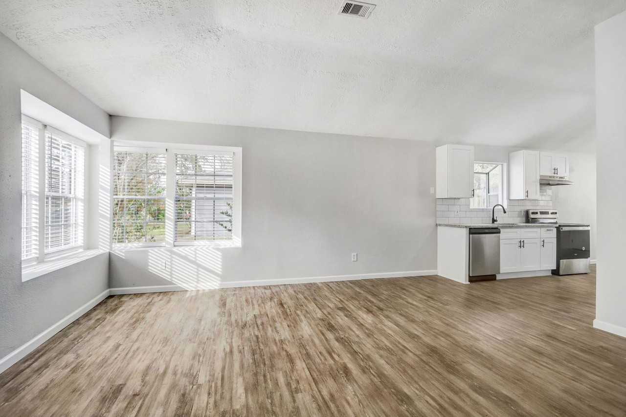 15910 Plover Ct - Photo 5 of 10