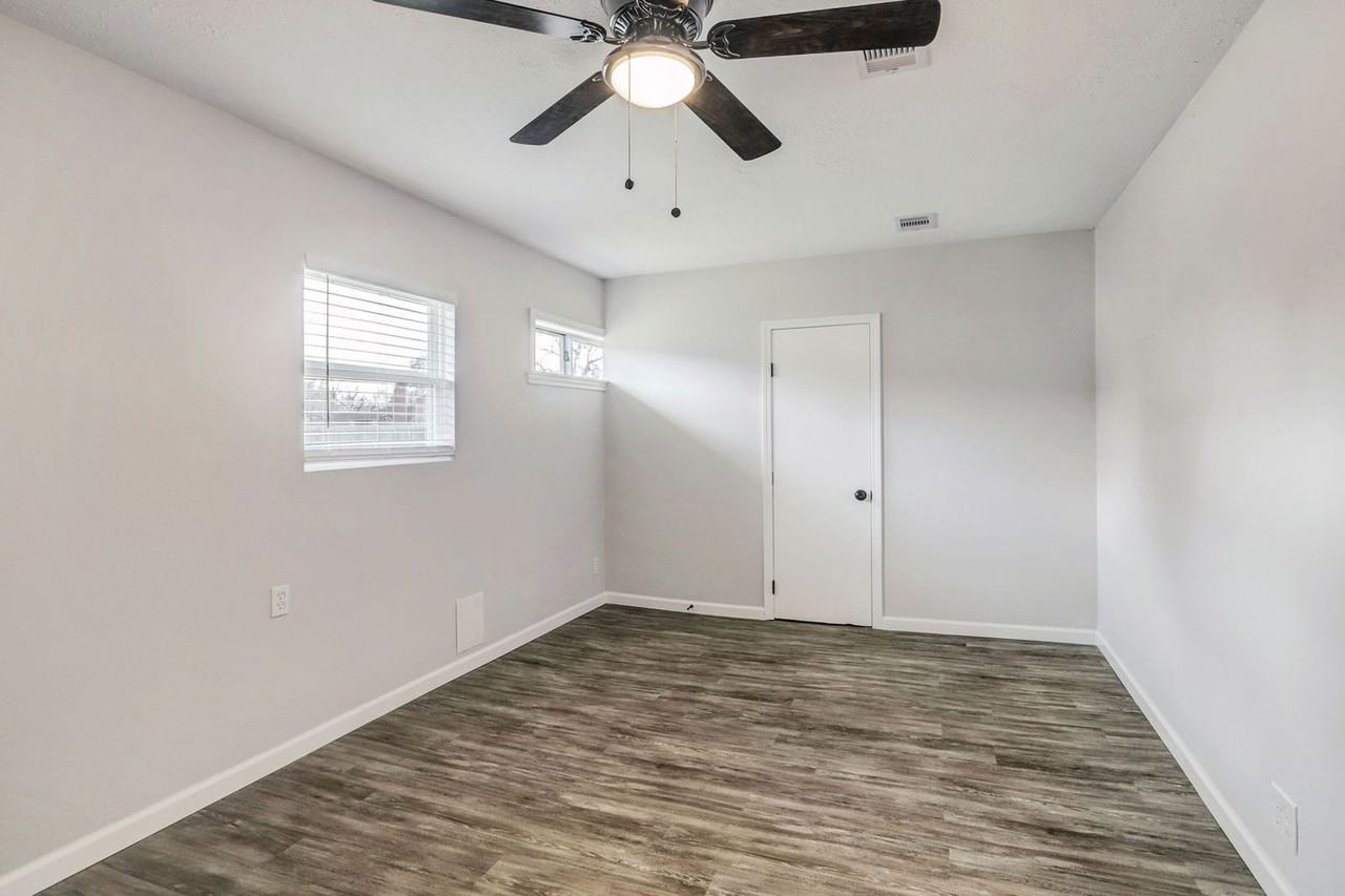 15910 Plover Ct - Photo 6 of 10