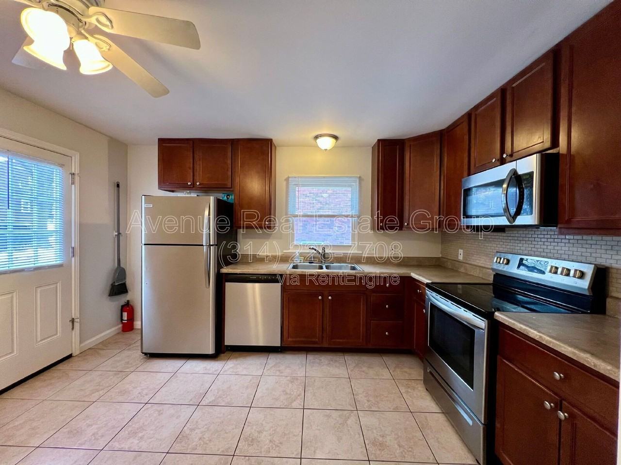 1015 Commodore Dr #A - Photo 5 of 16