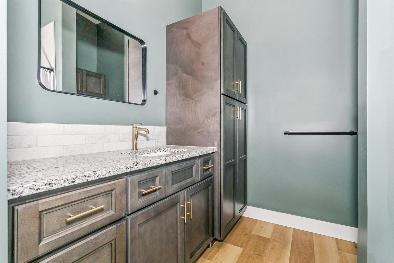 212 S Greenwood St - Photo 3 of 7