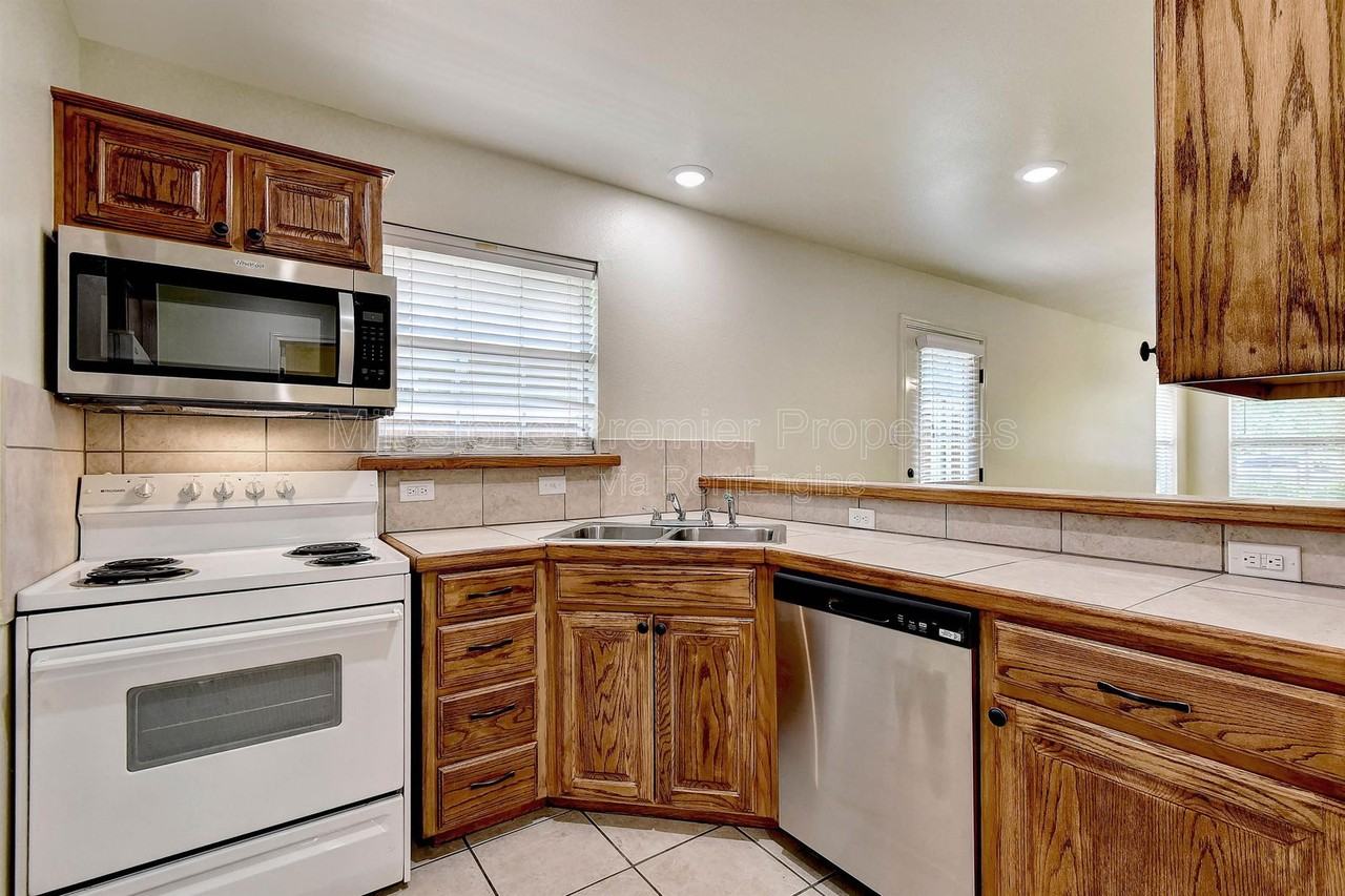 1019 Rice St #101 - Photo 7 of 12