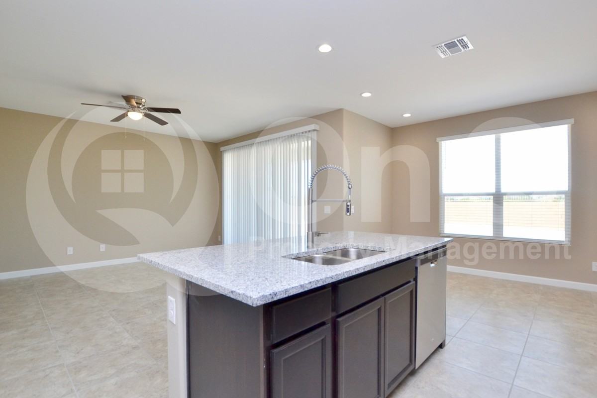 2223 N Camden Dr - Photo 5 of 23