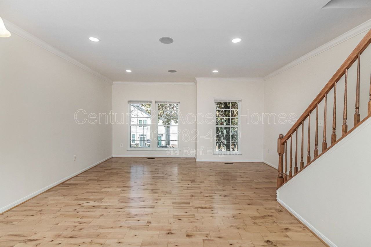 4035 Cressida Pl - Photo 3 of 32