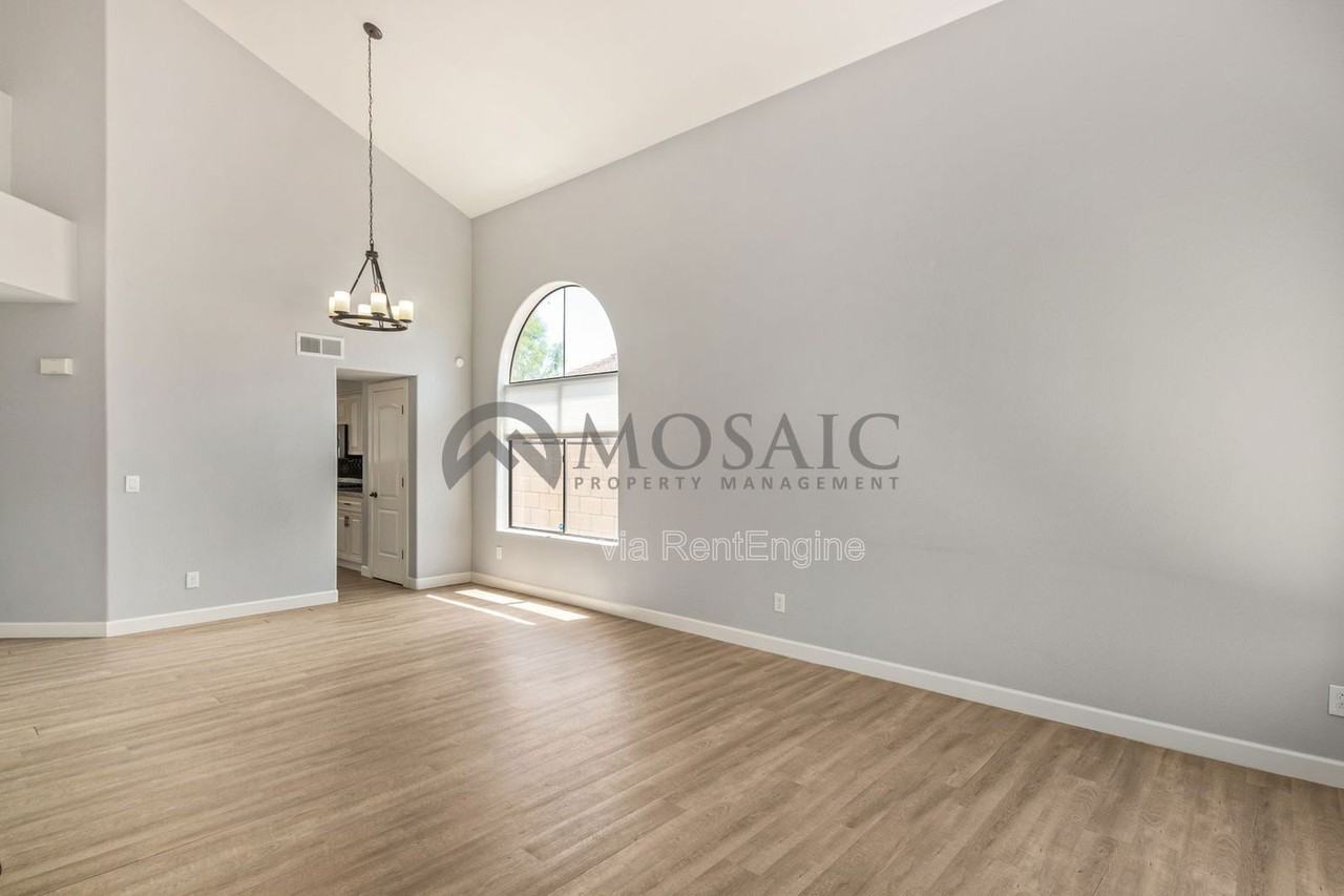 19205 N 39th Pl - Photo 4 of 31